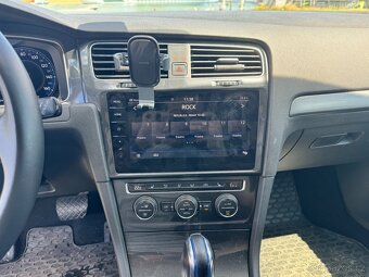 Volkswagen e-Golf - 12