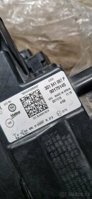 VW Passat B8 , kapota lampy blatníky  výztuha pravé světlo - 12
