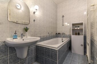Prodej rodinného domu s investičním potenciálem v Praze Mich - 12