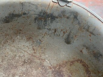 Vojenská helma . - 12