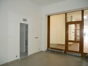 Pronájem obchodního prostoru 127m2 v centru města - 12