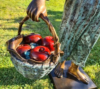 Bronzová socha-Dívka s jablky-kolorovaná-UNIKÁT - 12