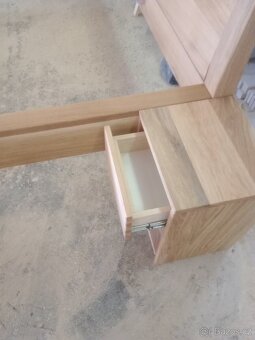 Dubová postel manželská se stolky - 12