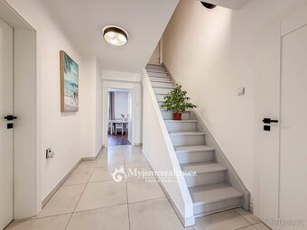 Prodej zerekonstruovaného rodinného domu 4+kk, 620 m2 - Velk - 12