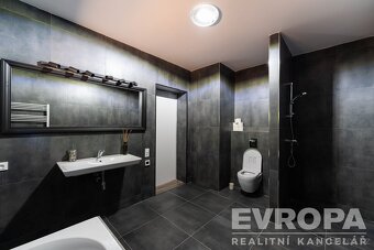 Novostavba 6+kk 230 m² s Chytrou Domácností a Energetickou S - 12