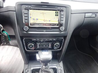SUPERB COMBI II Elegance 2,0 TDI 125kW + DSG + SERVISKA  - 12