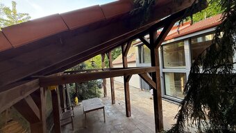 Dřevěná pergola se střechou z tašek - 12