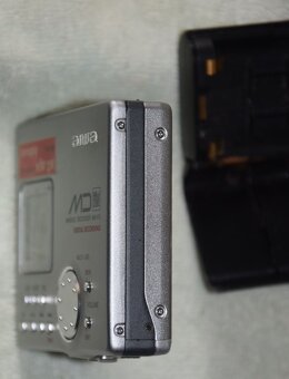 Minidisc Aiwa AM-F5, nabíječka, AA adapter, manual, MD disky - 12