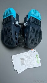 CROCS 10400 Electro 41T Navy-Electric Blue detské papuče - 12