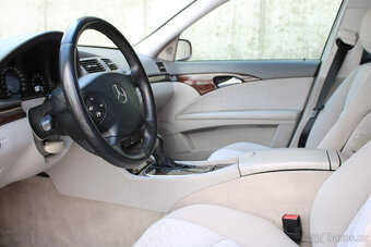Mercedes-Benz E 240i V6 / Classic / 130 kW / Automat / Tažné - 12