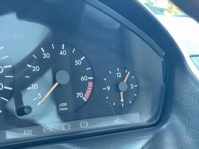 Mercedes-Benz R129 300 SL – Ikona stylu a inženýrství z prvn - 12