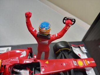 F1 FERRARI F2012 VÍTĚZ GP MALAYSIE 2012 ALONSO HOTWHEELS - 12