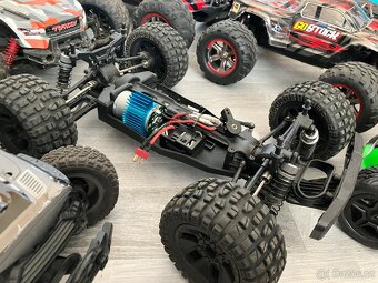 RC auta 30 kusů, karoserie, baterky, náhradní díly, ovladače - 12