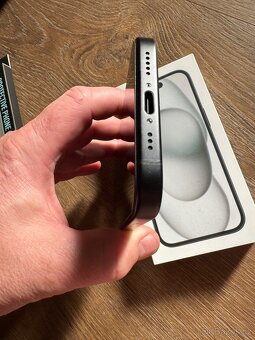 Zánovní IPhone 15 128gb - 12