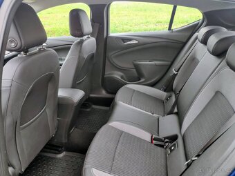 Opel Astra 1.2i 107 kW, nájezd pouze 44.000 km  - 12
