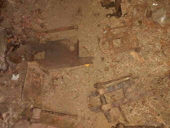 Konvolut kovářských svěráků - 12