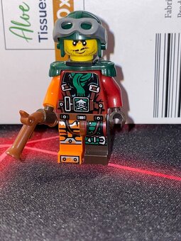 Lego postavičky nebo součástky - 12