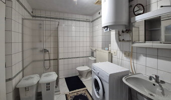 Prodej pěkného domu se dvorkem, terasou a zahradou v Lezníku - 12