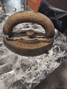 Starý kafe mlýnek,svícen, žehlička,nožík. - 12