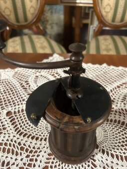 Starožitný kávový mlýnek přelom 19./20. století - 12