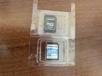 2x Objektiv, Fotoaparát-digitální zrcadlovka; Brašna, Kniha. - 12