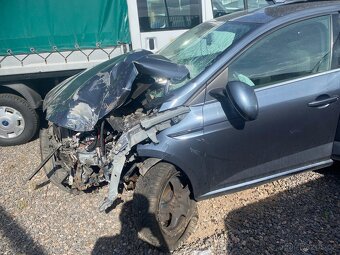 Nabízím k prodeji díly z havarovaného Megan 4 - 12