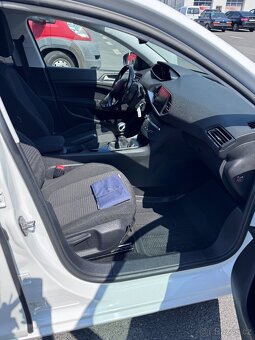 Peugeot 308 kombi 1.2 Pure Tech, 81 Kw, koupeno v ČR - 12