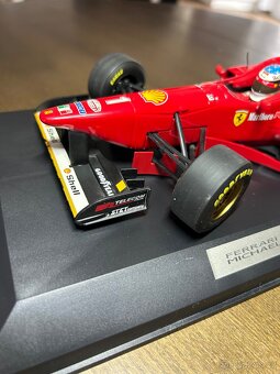 Ferrari F310/2 1:18(1996) - 12