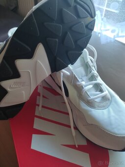 Prodám 2 páry NIKE, nenošené - pouze vyzkoušené - 12