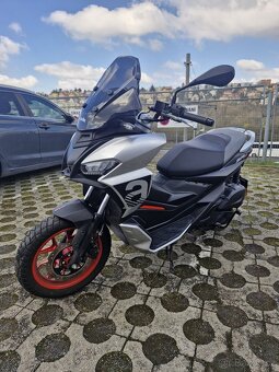 Aprilia SR GT 200 - 12