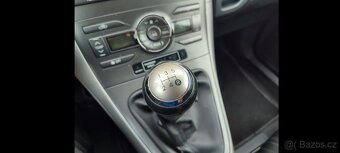Auris Toyota 1.6 benzin černý - 12