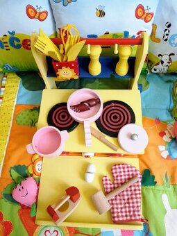 HRAČKA DŘEVĚNÁ KUCHYŇKA A DŘEV. NÁDOBÍ, ŽEHLIČKA, SOLNIČKY - 12