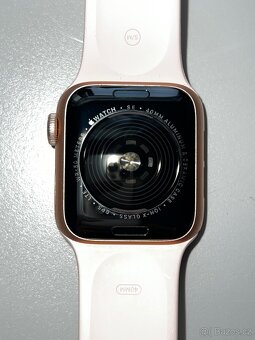 Apple Watch SE + 4 řemínky, původní balení, TOP STAV - 12