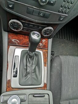 MERCEDES BENZ C 180 COMBI BENZÍN AUTOMAT NÍZKÉ KM - 12