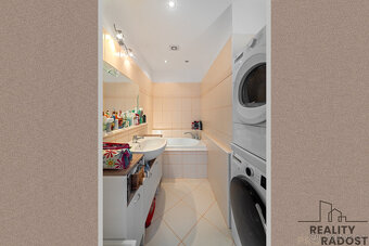 Prodej 3+1, 74,5 m², Znojmo – prostorný, s balkonem a sklepe - 12