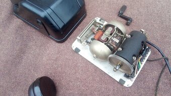 Tesla - starý bakelitový telefon s kličkou. - 12