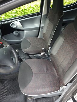 Peugeot  107 1.0 50kw r.v2009 5dveř - 12