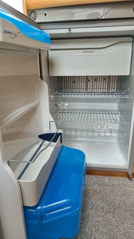 Prodám karavan HOBBY 460 UFE  2003 pro 4 osoby - 12