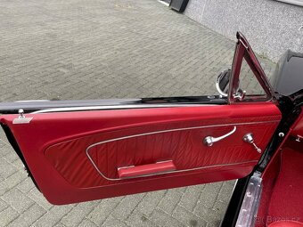 Ford Mustang Convertible - 12