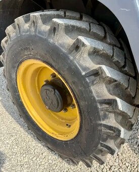 KLOUBOVÝ NAKLADAČ KOMATSU WA 75 - 12