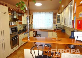 Prodej domu 4+kk s rozlehlou zahradou, vyhřívaným venkovním  - 12