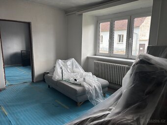 🏡 Prodej dvou rodinných domů s dvorkem a garážemi – Skočice - 12
