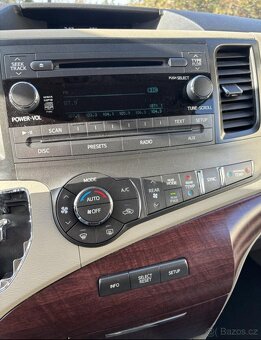 TOYOTA SIENNA - 12