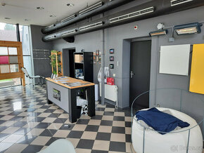 Prosklená prodejna se skladem v Kolíně - 12