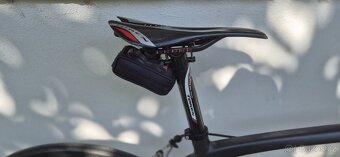 Velmi lehké silniční kolo, vše z karbonu, rám M, SRAM RED - 12