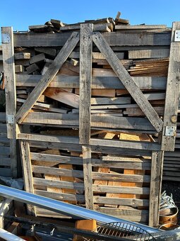 Pískovec, cihly, dřevo, palety - 12