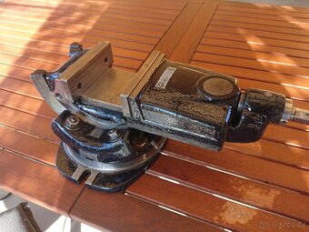 Strojní svěrák výklopný - otočný - 12