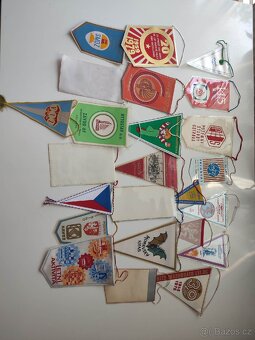 Větší množství sběratelských retro vlaječek - 12