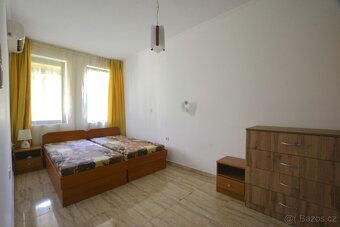 Zařízený apartmán 3+kk s verandou a výhledem na bazén - 12