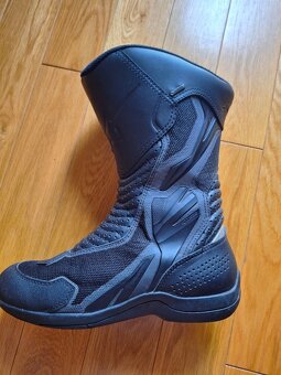 helma a oblečení na motorku. - 12